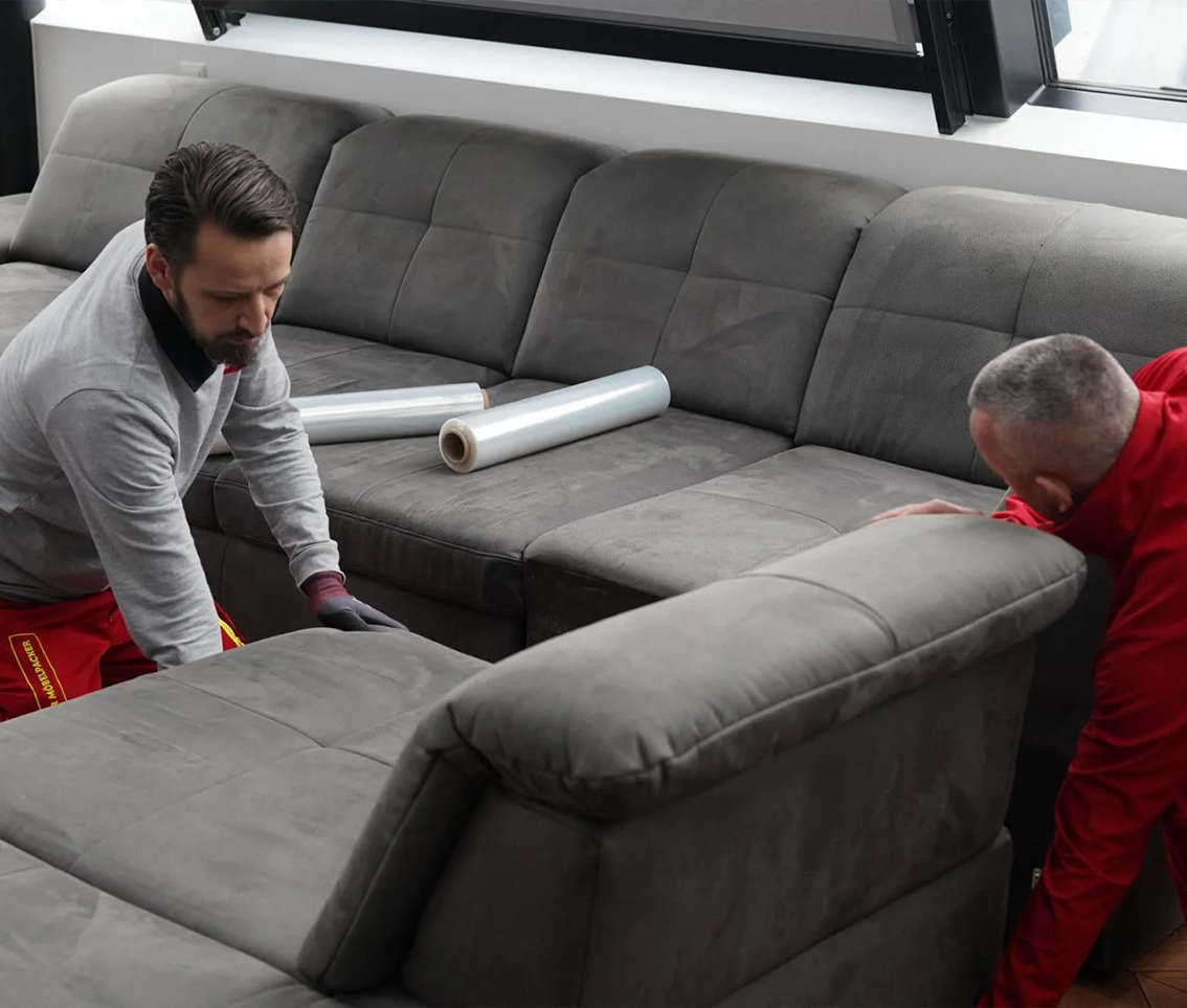 Sorgfältige Möbelpacker