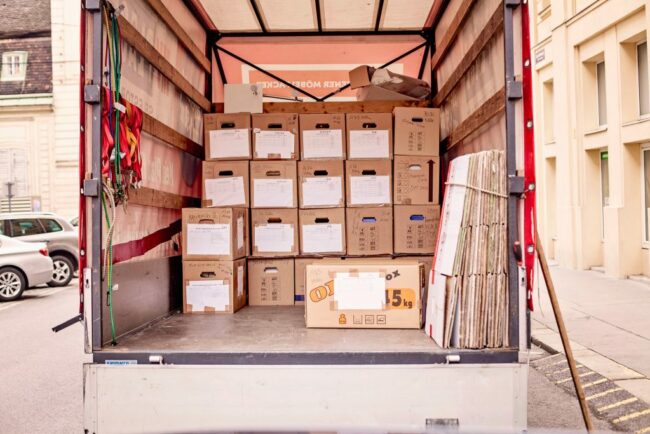 Viele Umzugskisten sortiert in einem Transporter