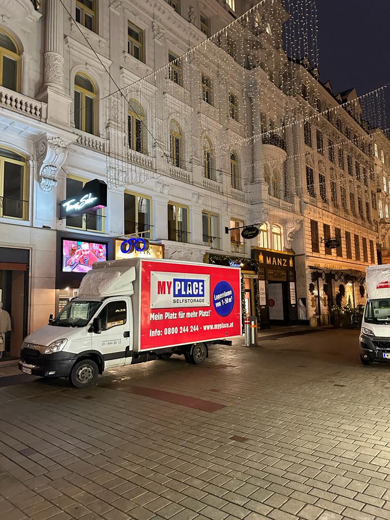 Umzugstransporter parkt ein