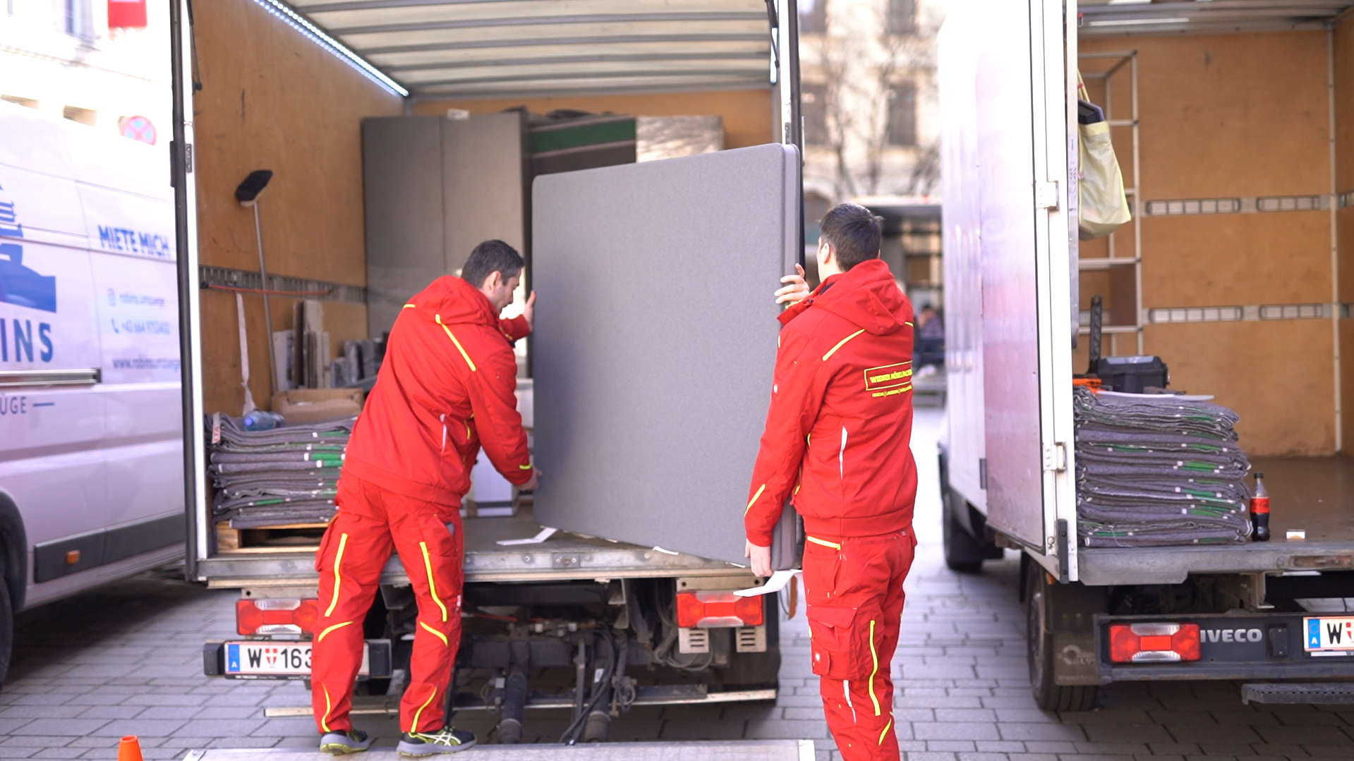 Wiener Möbelpacker transportieren Schwerlast aus Transporter