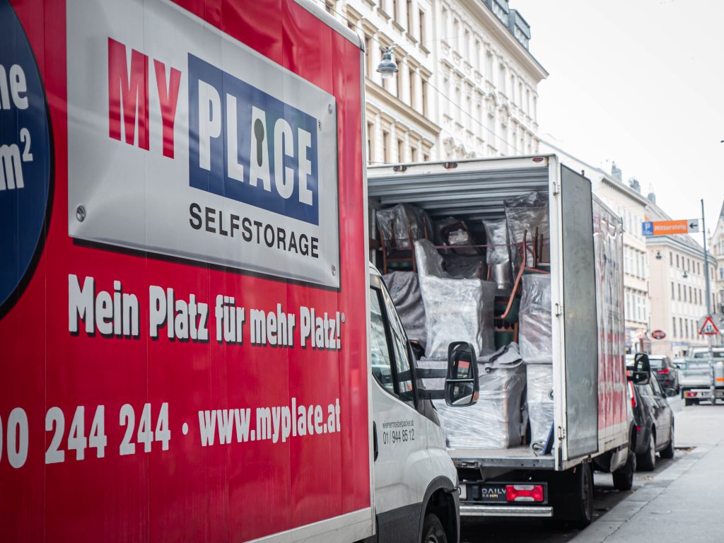 Umzugstransporter parken hintereinander