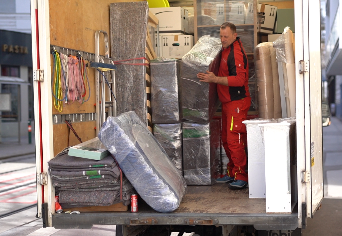 Wiener Möbelpacker sortiert Umzug in Transporter